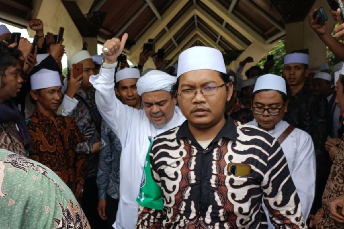 Rizieq Shihab saat keluar dari dalam Masjid At-Tien setelah acara reuni 212 selesai pada Jumat (2/12/2022). 