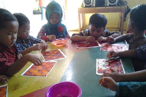 Hari Batik, Seratusan Anak TK di Kendal Membatik di Atas Kertas