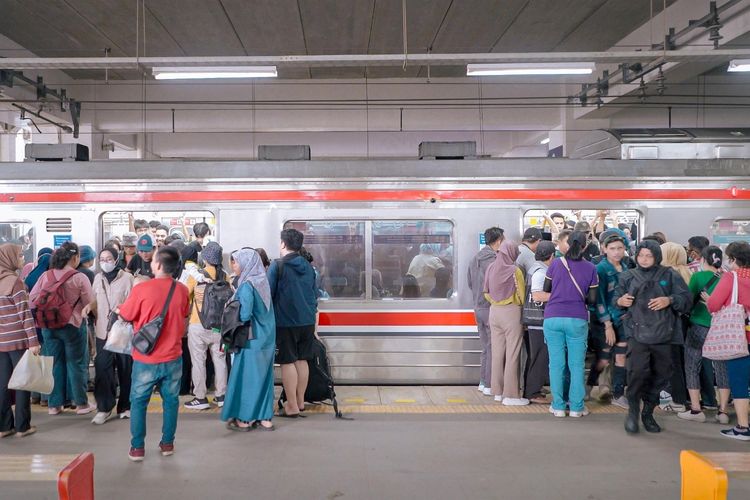 Jumlah Penumpang Commuter Line Jabodetabek Nyaris 800.000 Orang Per Hari