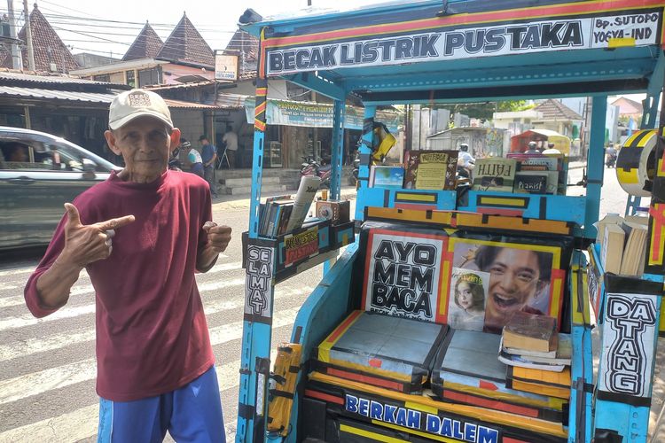 Kisah Pensiunan ASN di Jogja Jadi Tukang Becak Pustaka, Bikin Penumpang Asyik Baca Buku