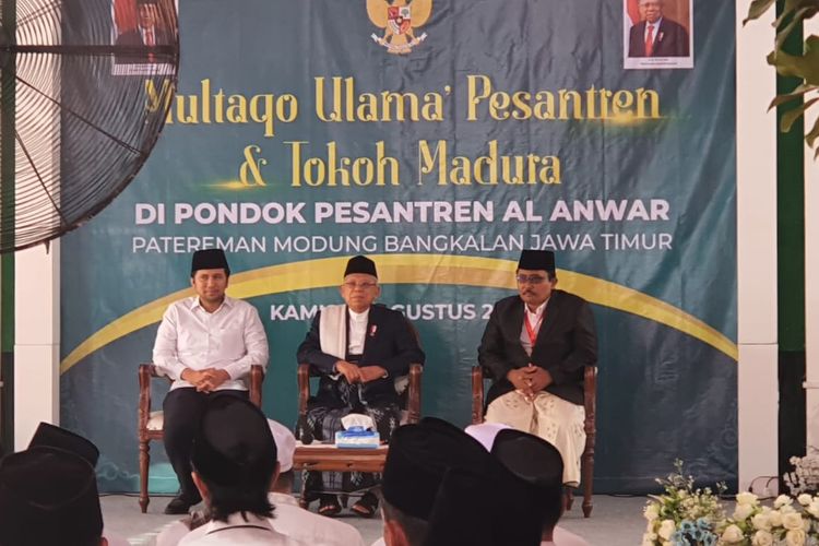 Wakil Presiden Republik Indonesia Ma'ruf Amin saat bertemu dengan tokoh dan ulama pesantren se-Madura di Kecamatan Modung, Kabupaten Bangkalan, Jawa Timur, Kamis (31/8/2023). Wapres mendukung haji cukup sekali untuk memberikan kesempatan bagi yang belum pernah melaksanakan haji.