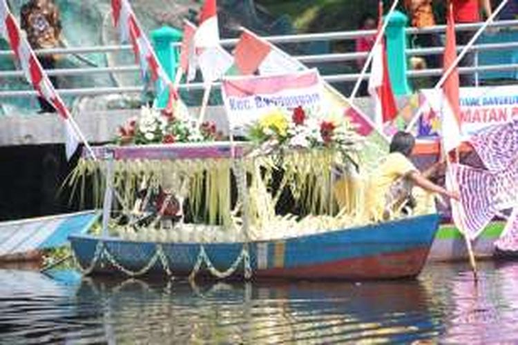  Sejumlah perahu hias ikut meramaikan sedekah rawa dalam rangkaian Festival Baruklingting di danau Rawapening tepatnya di   dermaga Bukit Cinta, Banyubiru, Kabupaten Semarang, Kamis (14/7/2016) siang.