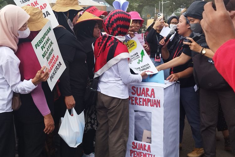 Massa melakukan pemungutan suara sebagai bentuk penyampaian aspirasi dalam rangka Hari Perempuan Internasional di Silang Monas Barat Daya, Gambir, Jakarta Pusat, Jumat (8/3/2024).