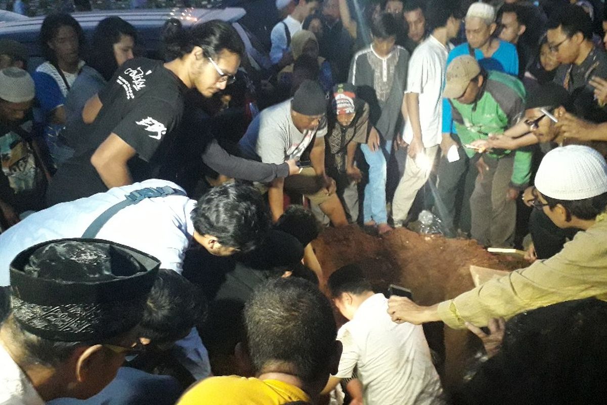 Suasana pemakaman korban kecelakaan beruntun Tol Cipali di TPU Prumpung, Senin (17/6/2019).