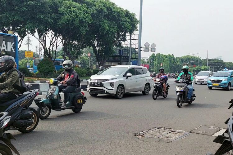 Situasi di Jalan Gajah Mada, Petojo Utara, Gambir, Jakarta Pusat, masih terlihat beberapa pengendara mobil berpelat nomor ganjil di hari pertama sosialisai ganjil genap di 12 ruas jalan, Senin (6/6/2022) pagi 