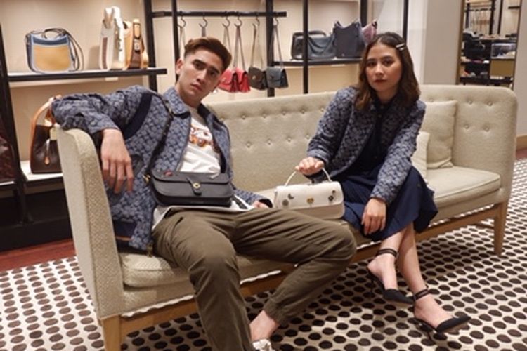 Verrell Bramasta dan Prilly Latuconsina berpose bersama Coach Originals.