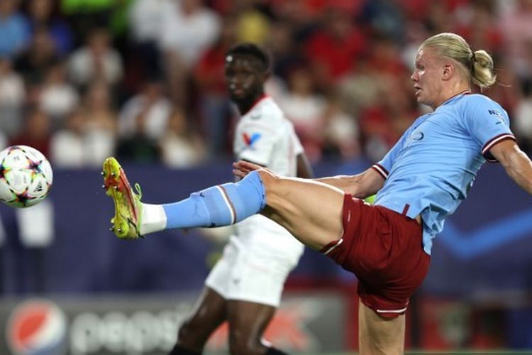 Erling Haaland mencetak gol pertamanya dalam laga Sevilla vs Man City pada matchday pertama Liga Champions 2022-2023 yang digelar di Stadion Ramon Sanchez Pizjuan, Rabu (7/9/2022) dini hari WIB. Haaland mengemas dua gol pada laga tersebut yang membantu Man City menang 4-0.