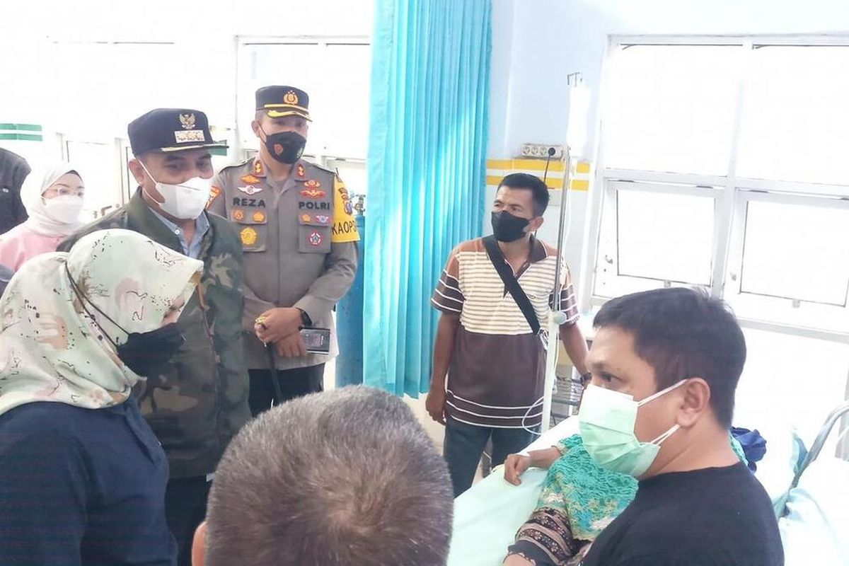 Kapolres Madina AKBP HM Reza Chairul bersama Bupati Madina Jakfar Sukhairi mengunjungi warga di rumah sakit, Minggu (24/4/20022). sedikitnya 21 orang warga Desa Sibanggor Julu, Kecamatan Puncak Sorik Merapi, Kabupaten Mandailing Natal (Madina), Sumatera Utara, dilarikan ke rumah sakit daerah setempat