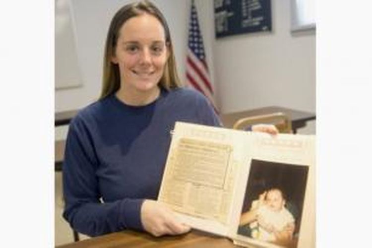 Katheryn Deprill (27) memamerkan fotonya saat masih bayi ketika ditinggal ibunya di kamar mandi restoran Burger King. Setelah 27 tahun perempuan ini akhirnya bertemu kembali dengan ibu kandungnya.