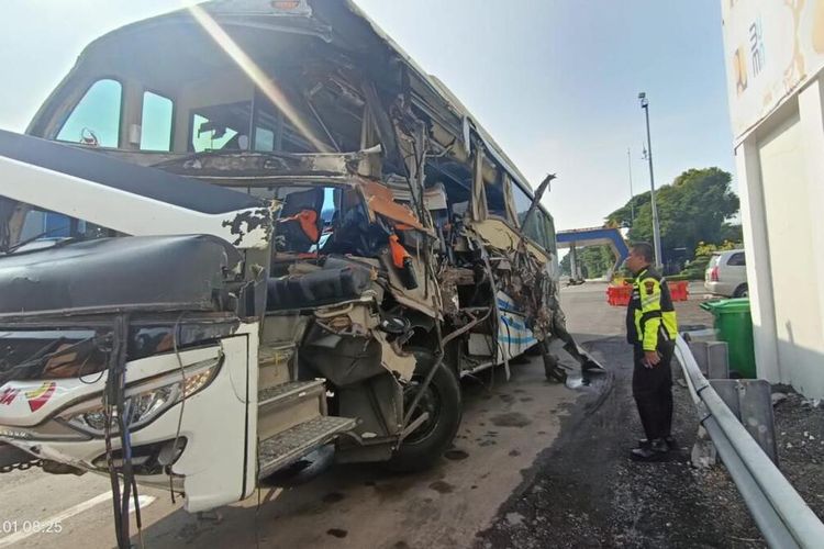 Petugas mengecek kondisi bus yang diderek pasca kecelakaan maut di Tol dalam Semarang, Senin (1/4/2024).