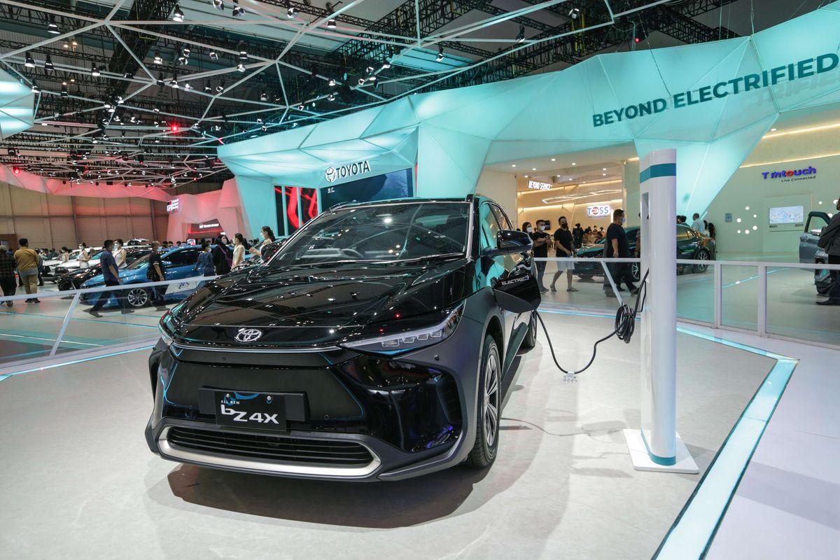 Toyota bZ4X dipamerkan di ajang Gaikindo Indonesia International Auto Show (GIIAS) 2022 di ICE BSD, Tangerang, Jumat (12/8/2022). Dibawa langsung oleh PT Toyota Astra Motor (TAM) dari Jepang, mobil ini untuk kali pertama hadir di pasar Asia Tenggara.