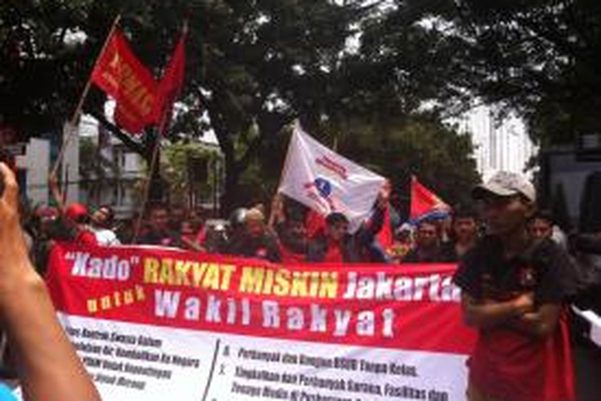 Massa dari Aliansi Parlemen Jalanan (APJ) DKI Jakarta melakukan unjuk rasa di depan Gedung DPRD, Senin (25/8/2014).