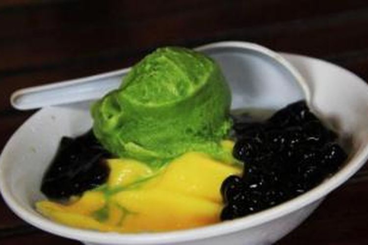 Es krim green tea dengan buble, agar-agar, susu serta makanan khas tradisional, candil. 