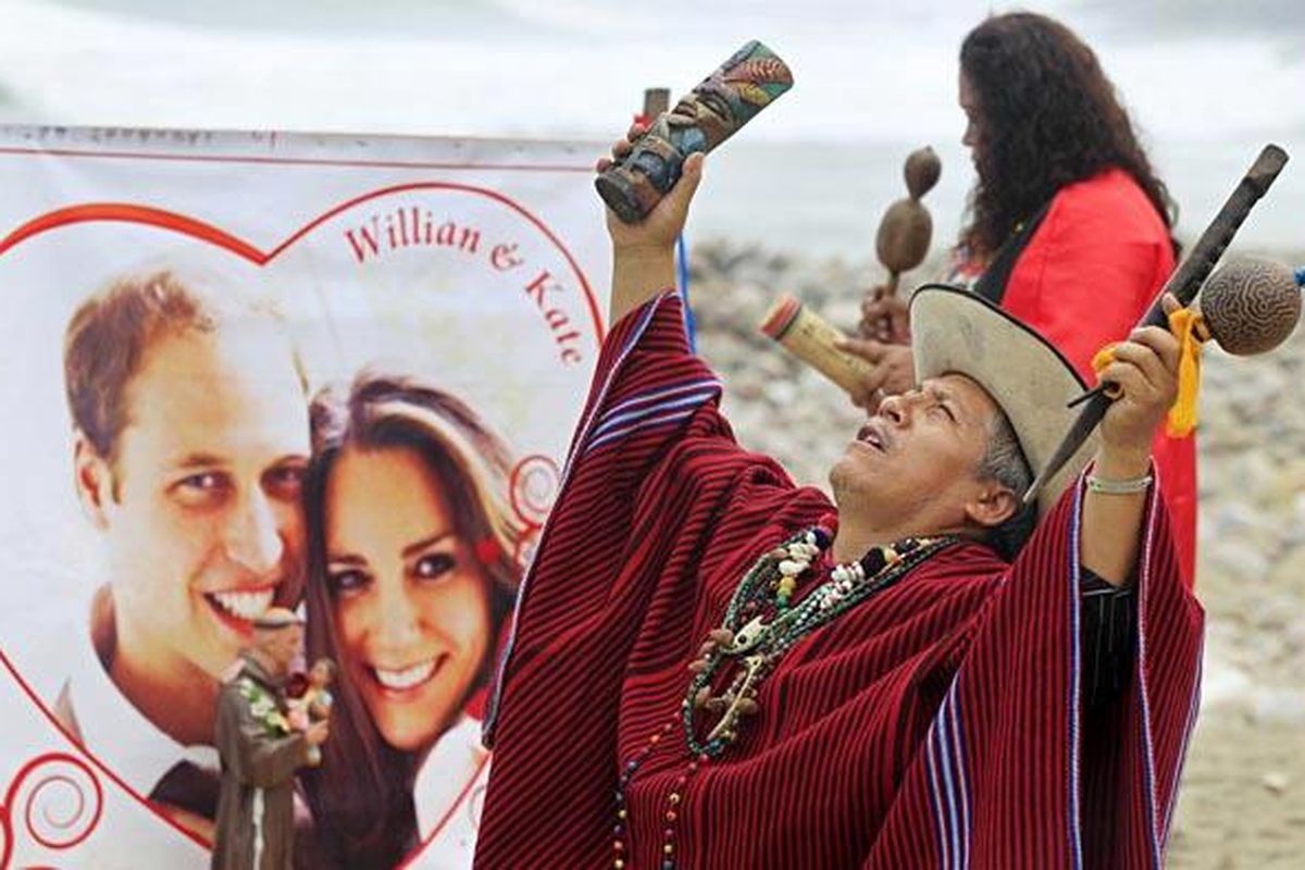 Seorang dukun Peru berdoa di depan foto Pangeran William dan Kate Middleton dalam ritual untuk memohon berkat bagi perkawinan kedua mempelai di Pantai La Herradura, Lima, Peru, Rabu (27/4).