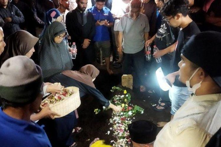Suasana pemakaman Julian Dwi Setiyono (28), masinis KA Commuterline Bandung Raya yang meninggal dalam kecelakaan kereta di Cicalengka, Kabupaten Bandung, Jawa Barat, Jumat (4/1/2024).