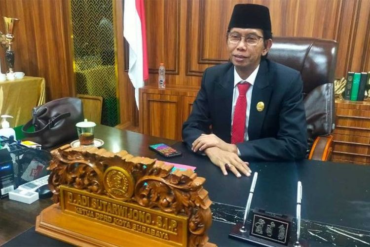 Ketua DPRD Surabaya, Adi Sutarwijono mendorong Pemerintah Kota (Pemkot) untuk menerapkan kebijakan parkir minimarket sesuai dengan regulasi, Senin (16/6/2025)
