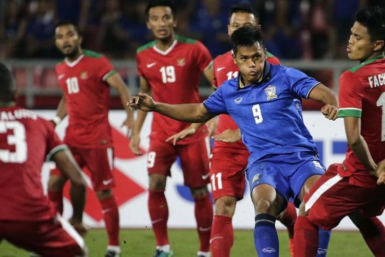 Pemain Thailand Siroch Chatthong (biru) menendang bola hingga membobol gawang Indonesia dalam laga final Piala AFF di Bangkok, Thailand, Sabtu (17/12/2016). AP PHOTO / WASON WANICHAKORN