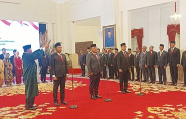 Kepala Kantor Komunikasi Kepresidenan Hasan Nasbi, Kepala BPOM Ikrar Taruna dan Kepala Badan Gizi Nasional saat dilantik oleh Presiden Joko Widodo di Istana Negara, Jakarta, Senin (19/8/2024).