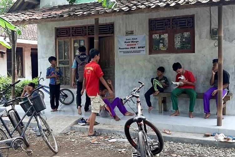 Rumah yang ditempeli stiker penerima bantuan PKH dan BPNT di Desa Ketitang Lor Kabupaten Pekalongan Jawa Tengah.