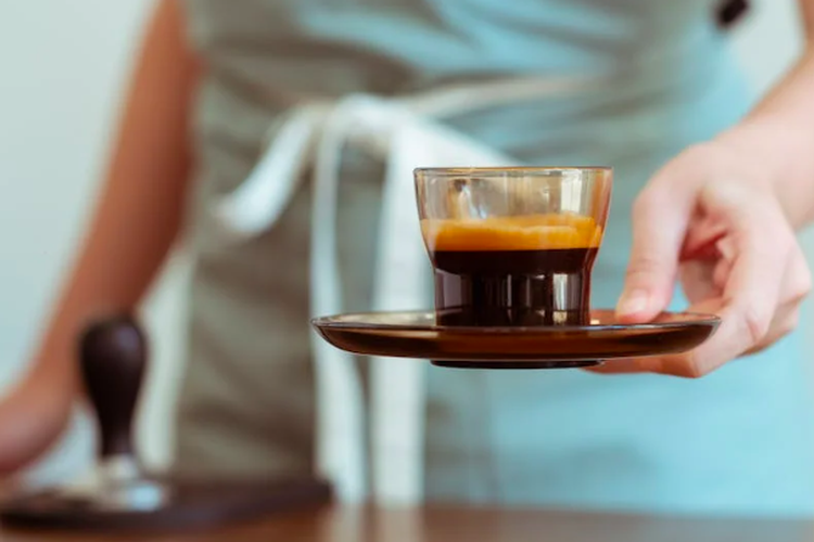 Minum kopi tidak hanya dapat mengusir kantuk dan meningkatkan fokus. Manfaat kopi lain yang bisa Kamu rasakan yaitu untuk mengurangi risiko penyakit stroke.