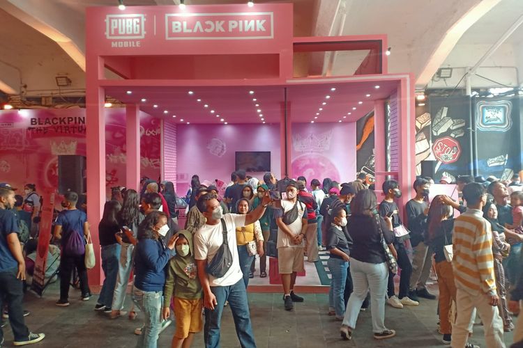 Suasana gerai PUBG Mobile Indonesia yang dipenuhi pengunjung saat perhelatan Citayam Fashion Week di kawasan Stasiun Kereta Api Commuter Line Sudirman, Jakarta Pusat, pada Sabtu (23/7/2022). 

Gerai kolaborasi PUBG Mobile dengan grup K-Pop Blackpink akan hadir sampai dengan Minggu (24/7/2022).
