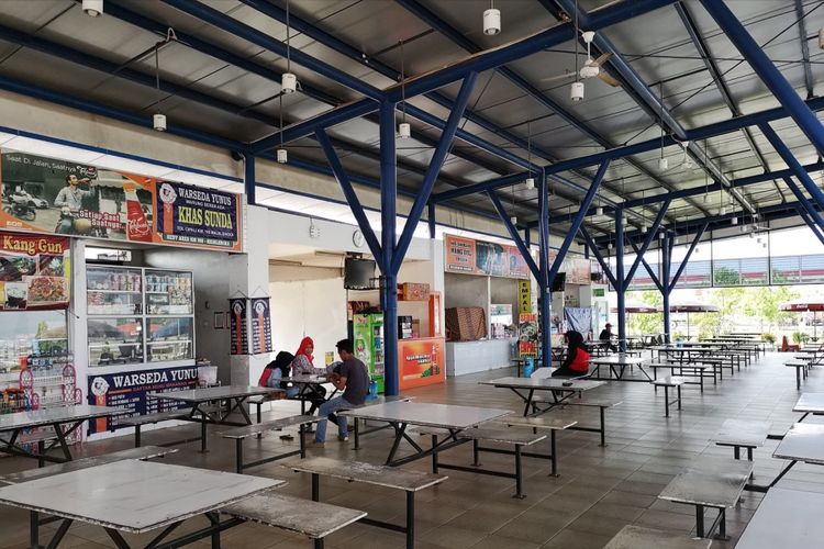 Suasana food court di salah satu rest area tol Cikopo - Palimanan.