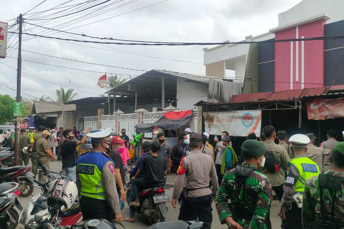 Personel gabungan TNI-Polri dan Satpol PP menjaga lokasi sekitar agar tidak ada kerumunan di tempat pemakaman Syekh Ali Jaber di Pesantren Tahfidz Daarul Quran, Cipondoh, Kota Tangerang, Banten, Kamis (14/1/2021). 