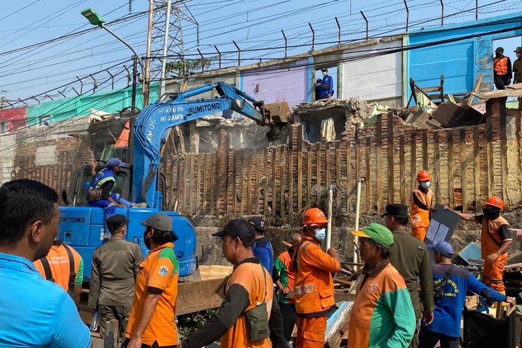 Petugas gabungan menghancurkan bangunan liar yang dijadikan tempat prostitusi di Tambora, Jakarta Barat, Senin (16/10/2023). 