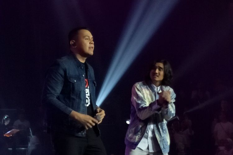 Grup band Sheila on 7 bersama Tulus dalam konser Sebuah Kisah Klasik di Balai Sarbini, Semanggi, Jakarta Selatan, Jumat (14/8/2018).