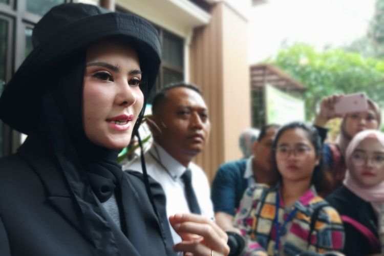 Penyanyi Angel Lelga saat ditemui di Pengadilan Agama (PA) Jakarta Selatan, Ragunan, Senin (20/1/2020).