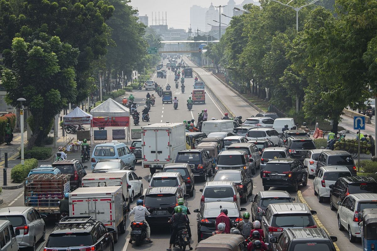 Sejumlah kendaraan bermotor menerobos bagian jalan yang tidak tertutup beton di posko penyekatan tanpa penjagaan petugas di Jalan Salemba Raya, Jakarta Pusat, Senin (5/7/2021). Penyekatan dalam rangka Pemberlakuan Pembatasan Kegiatan Masyarakat (PPKM) Darurat di lokasi tersebut menyebabkan kemacetan panjang dari kawasan Matraman menuju Pasar Senen. ANTARA FOTO/Aditya Pradana Putra/pras.
