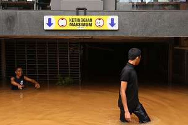 Kondisi basement sebuah gedung yang terendam air bekas banjir di Kemang, Jakarta Selatan, Minggu (28/8/2016). Kepala Dinas Tata Air DKI Jakarta Teguh Hendarwan mengatakan, banjir di kawasan Kemang terjadi akibat jebolnya tembok rumah warga yang berbatasan dengan Kali Krukut.