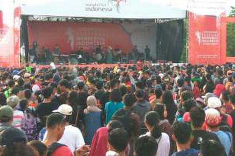 Aksi panggung artis asal Malaysia, Najwa Latif memukau pengunjung dalam rangkaian Festival Wonderful Indonesia (FWI) di Aruk, Kecamatan Sajingan Besar, Kabupaten Sambas, Kalimantan Barat pada 17-18 September 2016.