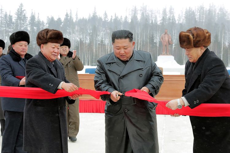 Gambar yang diambil pada 2 Desember 2019, dan dirilis KCNA 3 Desember 2019 memperlihatkan Pemimpin Korea Utara Kim Jong Un menggunting pita untuk meresmikan pembukaan proyek konstruksi di Samjiyon, dekat gunung keramat Paektu.