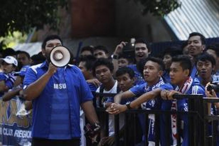 Para fans menunggu kedatangan Klub Sepak Bola Chelsea di Bandara Udara Halim Perdanakusuma, Jakarta, Selasa (23/7/2013). Chelsea akan bertanding melawan Indonesia All Star pada Kamis, 25 Juli 2013.