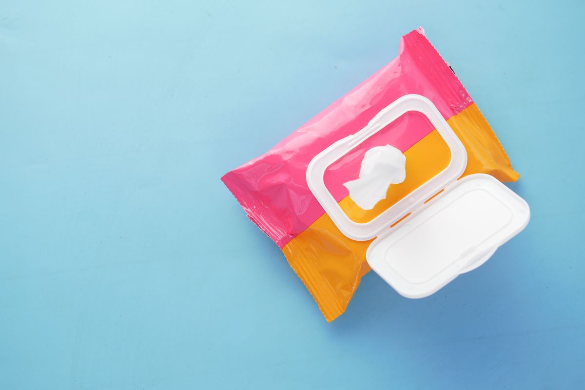 Semua tisu basah melepaskan serat mikroskopis selama percobaan, yang menunjukkan bahwa produk itu menghasilkan mikroplastik.