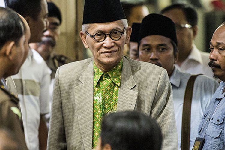 Saksi ahli agama Islam yang juga Wakil Rais Aam Pengurus Besar Nahdlatul Ulama ( PBNU) Miftahul Akhyar (tengah) memasuki ruang sidang saat sidang lanjutan kasus dugaan penodaan agama di auditorium Kementerian Pertanian, Jakarta, Selasa (21/2/2017). Sidang lanjutan tersebut beragenda mendengarkan keterangan empat orang saksi yaitu , ahli agama Yunahar Ilyas, ahli hukum pidana Majelis Ulama Indonesia (MUI) Abdul Chair dan ahli pidana Universitas Islam Indonesia Yogyakarta Mudzakkir.