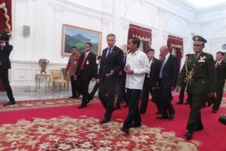 Presiden Joko Widodo menerima Perdana Menteri Singapura Lee Hsien Loong di Istana Merdeka, Senin (20/10/2014) sore. Pertemuan itu dilakukan setelah Jokowi dilantik menjadi presiden pada Senin pagi.