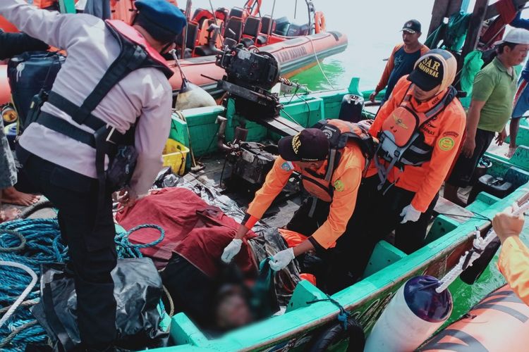 Tim SAR gabungan mengevakuasi jasad kedua pemancing yang ditemukan mengambang di perairan Karang Bokor, Jepara, Jumat (27/5/2022) siang.