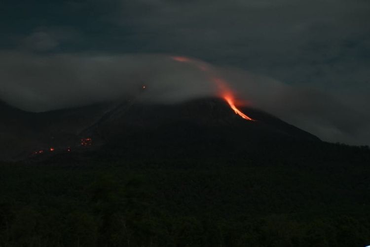 Visual Gunung Lewotobi Laki-laki pada Selasa (23/1/2024) malam