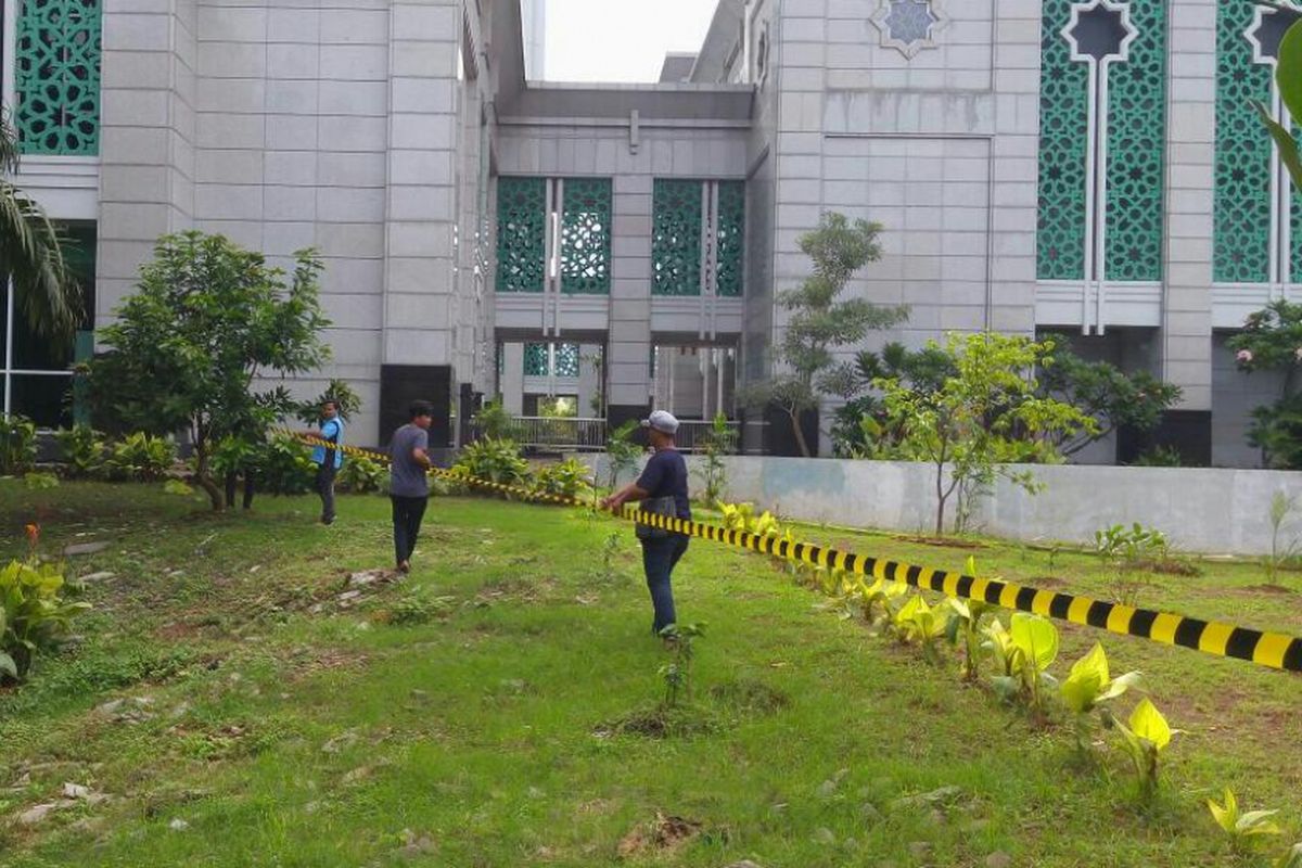 Sekitar kawasan masjid JIC dipagari garis keamanan agar jamaah tidak melintas di lokasi, Sabtu (10/2/2018).