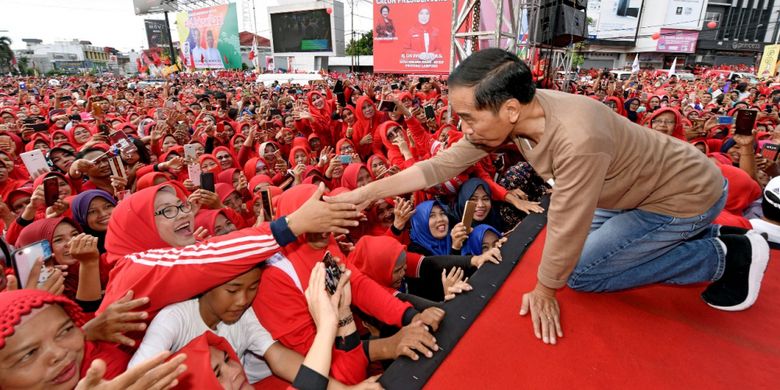 Calon presiden nomor urut 1 Joko Widodo saat bersalaman dengan warga dalam acara jalan sehat di pusat kota Bandar Lampung, Sabtu (24/11/2018).