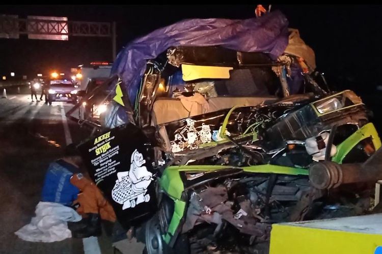Bagian depan mobil pikap bermuatan sayur rusak berat setelah mengalami kecelakaan di ruas tol Madiun-Surabaya di KM 612 Kabupaten Madiun, Jawa Timur, Jumat (4/2/2022) malam.