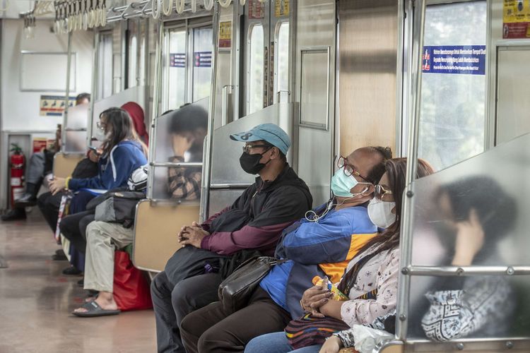 Penumpang duduk tanpa berjarak di dalam KRL Commuter Line, Jakarta, Rabu (9/3/2022). Pemerintah menerbitkan aturan baru naik KRL yaitu tempat duduk tanpa jarak, peningkatan kapasitas hingga 60 persen, balita dibolehkan naik dengan didampingi orang tua, wajib memakai masker, dilarang berbicara dan sudah divaksin COVID-19.