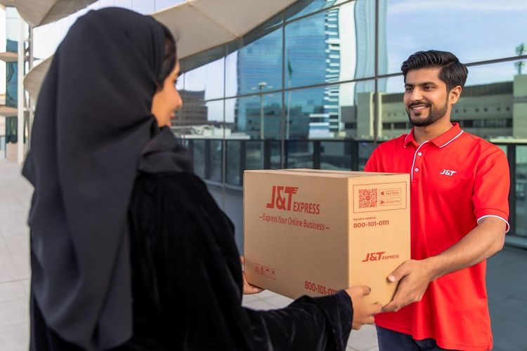 Sprinter J&T Express mengantarkan paket kepada pelanggan di Arab Saudi
