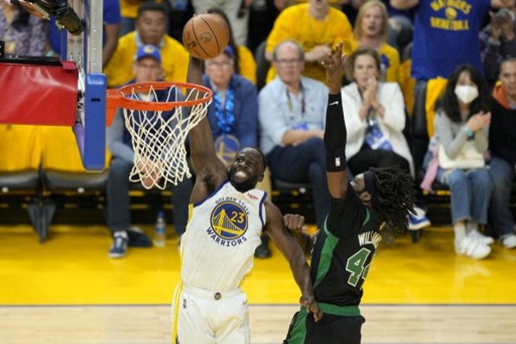 Draymond Green (kiri) berduel dengan Robert Williams III (kanan) pada game 5 Final NBA 2022 yang mempertemukan Golden State Warriors vs Boston Celtics di Chase Center pada Selasa (14/6/2022) pagi WIB.