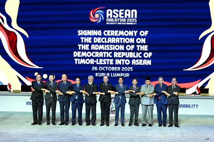 Presiden Prabowo Subianto bersama pemimpin negara-negara Asia Tenggara lainnya usai menandatangani masuknya Timor Leste sebagai anggota ASEAN, di Konferensi Tingkat Tinggi (KTT) ke-47 ASEAN, Kuala Lumpur, Malaysia, Minggu (26/10/2025).