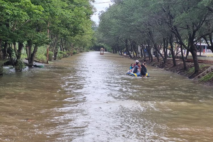 Suasana banjir di kawasan Perum Vila Marina, Semarang, Kamis (29/12/2022).