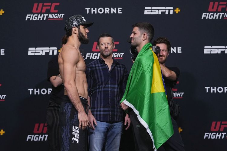 Islam Makhachev bakal bertarung di main event UFC pertamanya saat ia menghadapi Thiago Moises di UFC Vegas 31, Minggu (18/7/2021) pagi hari WIB.