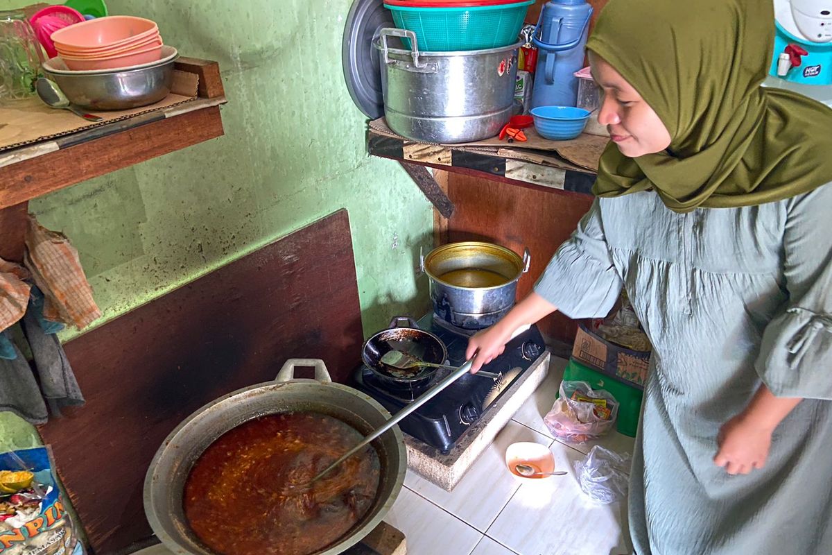 Rofiah (27) saat memasak bumbu hitam untuk bikin bebek goreng khas Madura